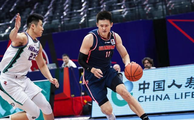 由高群书执导的电影《刀尖》2018年便杀青，经过五年之久的等待后，影片曝光首款预告